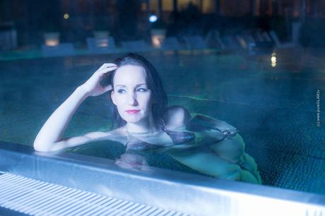 Swimwear Bikini Pool - lange Haare - rote Lippen - rote Nägel - Editorial - Dampf bei Nacht - Wasserfotos - Bad Waltersdorf