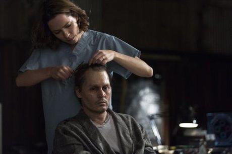 Will Caster (Johnny Depp) wird von seiner Frau Evelyn (Rebecca Hall) auf eine schwere Operation vorbereitet. 