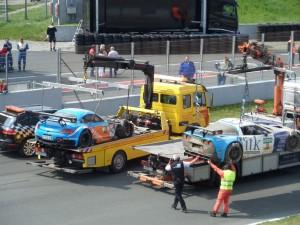 Aufräumarbeiten nach schwerem Unfall (Bild: sportscar-racing.net)