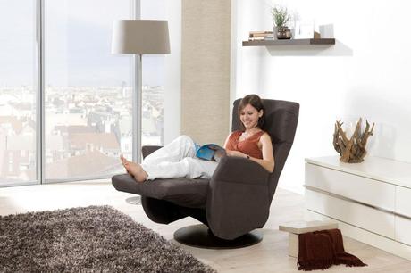 Entspannen im Lieblingssessel: Polstermöbel mit hohem Sitzkomfort lassen sich ganz nach den eigenen Wünschen einstellen. Foto: djd/ADA Möbelfabrik  