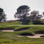 Green 16 mit Bunkern. Stadium Course, PGA Catalunya