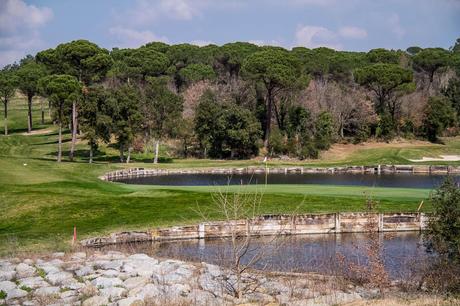 Green 3 und See des Stadium Courses des PGA Catalunya Golfplatze