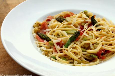 Spaghetti mit grünem Spargel und Parmaschinken