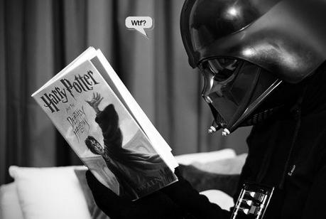 Darth-Vader-reading-Harry-Potter