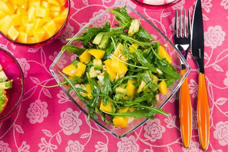 Rucola-Mango-Salat mit Pinienkernen und Orangendressing