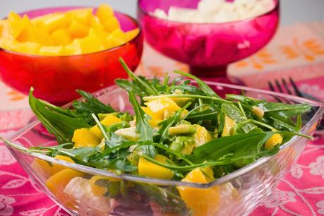 Rucola-Mango-Salat mit Pinienkernen und Orangendressing