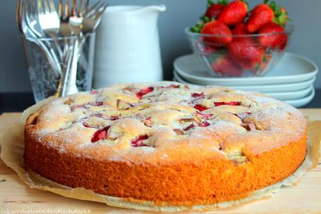 Joghurtkuchen mit Erdbeeren und Rhabarber + TV-Tipp
