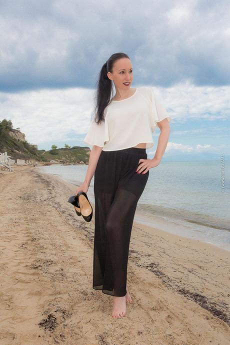 Fashionblog - Plissee Hose mit weißem T-Shirt - Louboutin Pumps - am Strand von Griechenland - Sani Resort Chalkidiki - Wolken und Meer