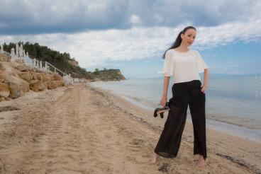 Beach Fotos – Plissee Hose mit weissem Shirt – SaniResort
