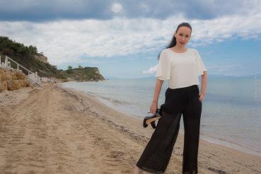 Beach Fotos – Plissee Hose mit weissem Shirt – SaniResort