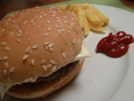Hamburger und Pommes: Heute essen wir mit den Händen!