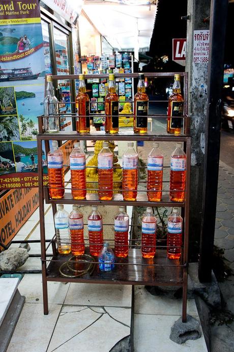 Whiskey-Flaschen gefüllt mit Benzin - Tanken auf Thailändisch …