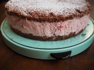 Erdbeertorte: Erdbeeren und Schlagsahne zwischen zwei schokoladigen Biskuitböden