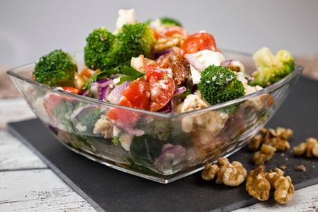 [Low Carb] Brokkolisalat mit getrockneten Tomaten, Walnüssen und Petersilie