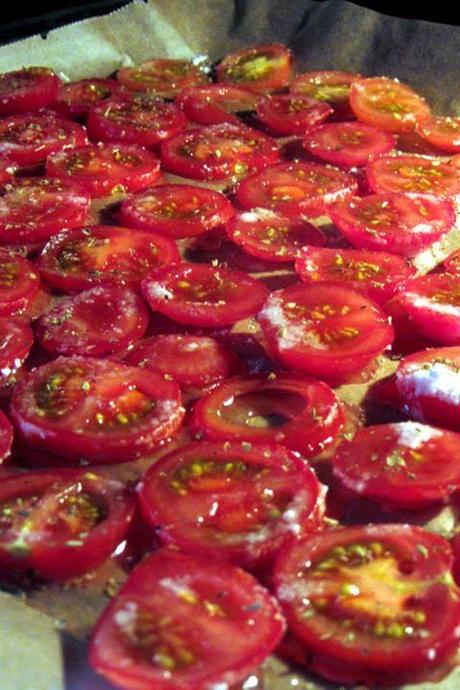Tomatenscheiben im Ofen rösten