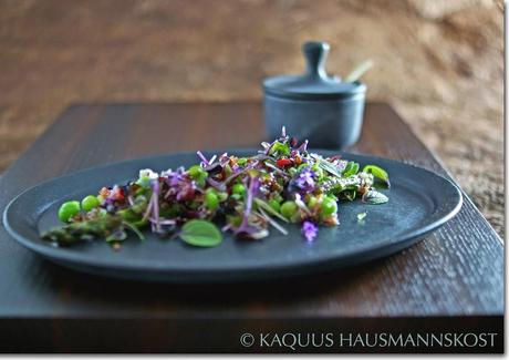geschärfter Spargel - Quinoa Salat und ein Salzfäßchen von 3punktf