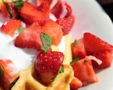Sesam-Waffeln mit Minz-Erdbeeren oder zu Gast bei hr1