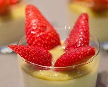 Panna Cotta mit Rhabarbermus und Erdbeeren