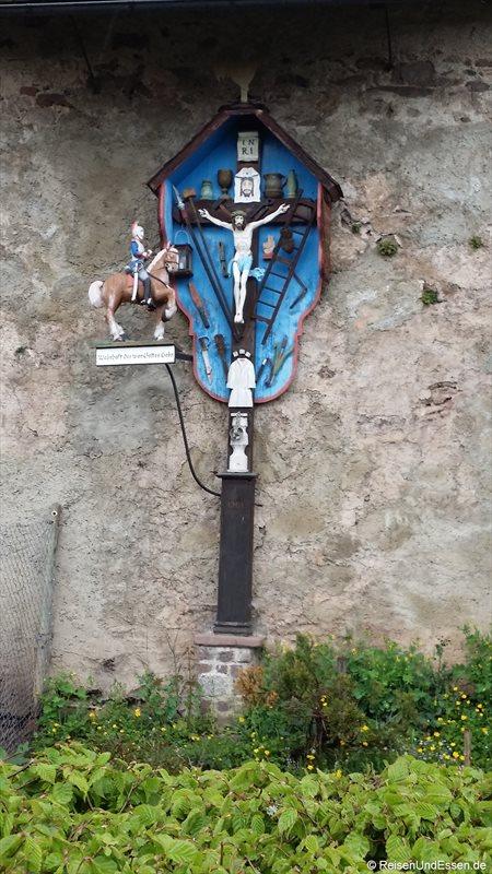 Kreuz an der Mauer vom Kloster St. Peter im Hochschwarzwald