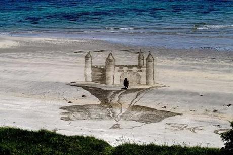 Optische Täuschungen in den Sand gemalt