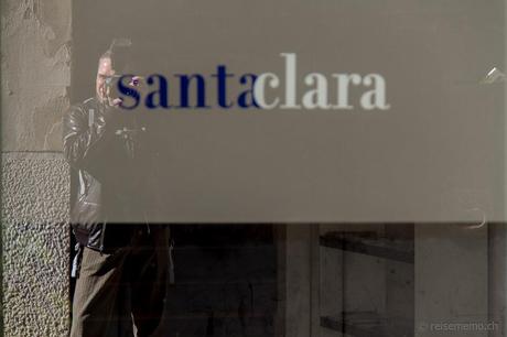 Walter Schärer mit dem Hotelschild des Santa Clara Hotels
