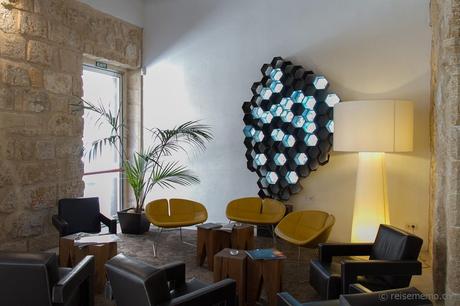 Reception und Lounge mit Skulptur im  Santa Clara Hotel