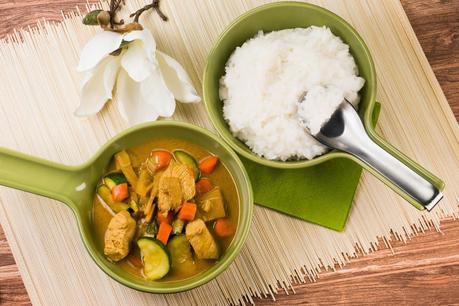 Scharfes grünes Thai-Curry mit Hähnchen, Zucchini, Bambussprossen und Kokosmilch