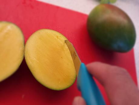 Mohnnudeln mit Mango-Igel und anderen frischen Früchten.