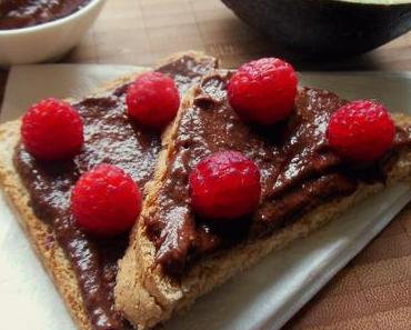 Für einen guten Morgen: nussig-vegane Schokocremé aus Avocado, Banane & Haselnüssen