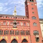 Rotes Rathaus Basels mit Turm