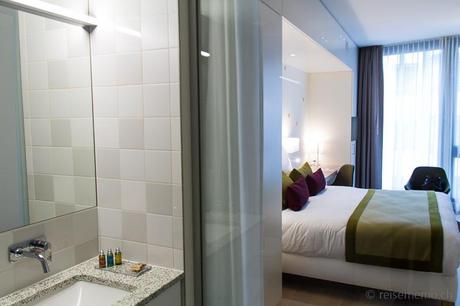 Sicht aus dem Badezimmer des Swiss Indoors Hotelzimmers