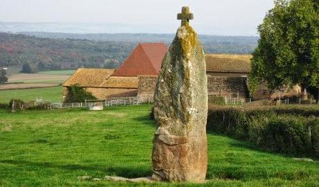 sprechende Steine: Menhir de Nobles, Frankreich