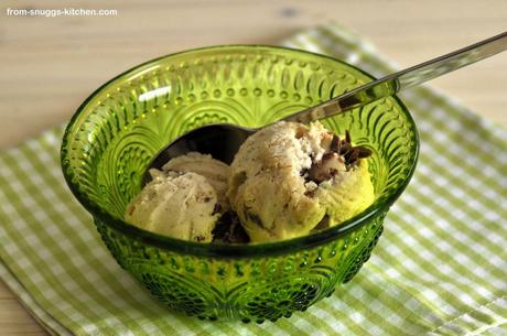 Vanille-Eis mit Cookie-Dough