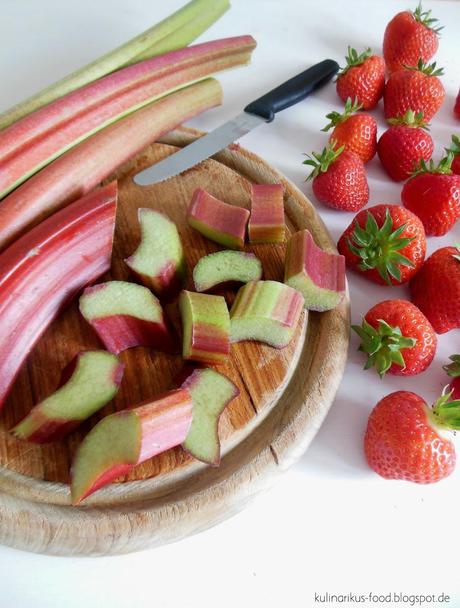 Lasst uns den Sommer genießen: fruchtig-frischer Rhabarber-Erdbeer-Sirup