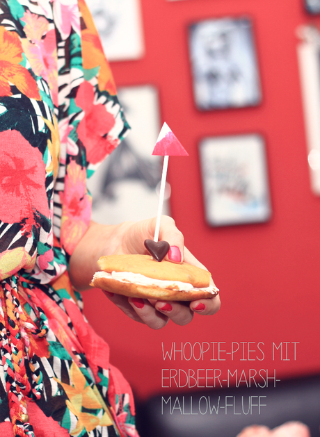 Whoopie-Pies mit Erdbeer-Marshmallow-Fluff und einem Hauch von Rosen.