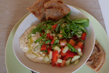 Hummus mit Salat und Fladenbrot