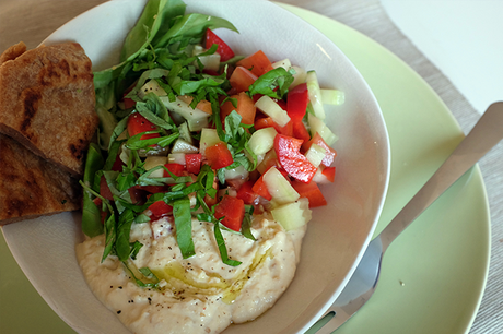 Hummus mit Salat und Fladenbrot