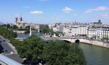 Die Aussicht über Paris von der Terrasse des Institut du Monde Arab