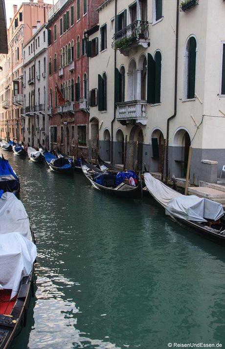 Venedig 412r_bearbeitet-1 Kanal Venedig Gondeln