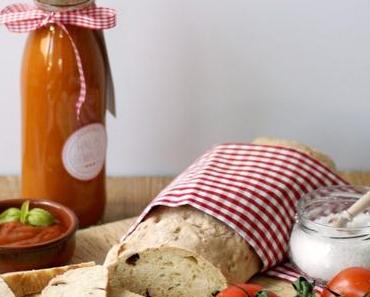 Ciabatta mit getrockneten Tomaten und hausgemachtes Mango-Ketchup... die Grillsaison ist eröffnet!