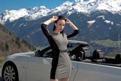 Fashionlook – Business Kleid vor einem Cabrio mit Highheels