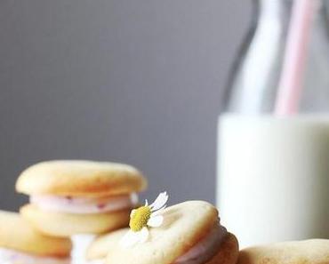 Whoopie Pies mit Himbeer-Quark-Füllung.
