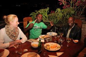 Beim Abendessen mit SAM (re.) im Restaurant Phyrus in KIgali
