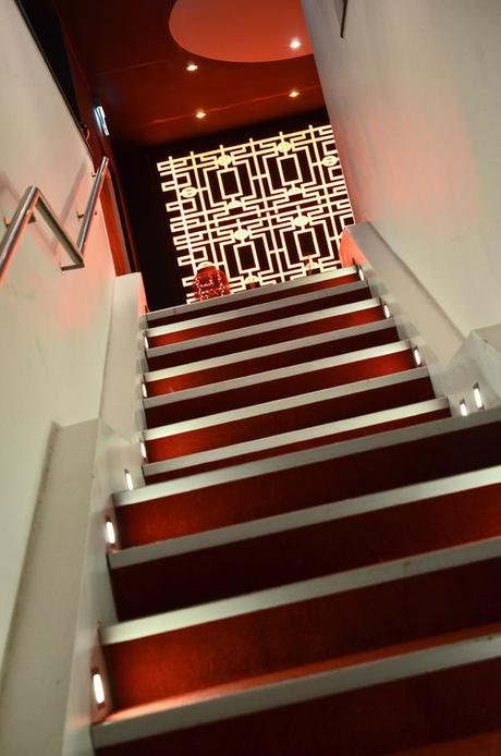 Die Treppe hoch zur Tokyo Lounge