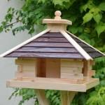 Mit diesem Vogelhaus ist ein einfaches füttern der Vögel über den zentral liegenden Futterschacht möglich.