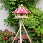 Einzigartig sind die Vogelhäuser von Holzdekoladen. Viele kleine Details sind aufwendig hergestellt.
