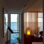 Hotelzimmer mit Pult, Leselampe und Aussicht auf den Neuenburger