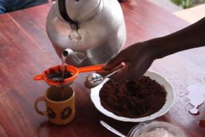 Kaffeezeremonie auf NKORA; gemahlen und aufgegossen