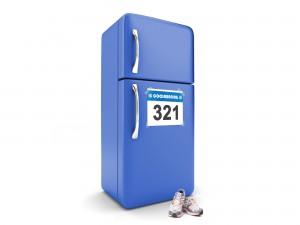 Ein Kühlschrank mit der Starternummer 321 und davor ein Paar Laufschuhe