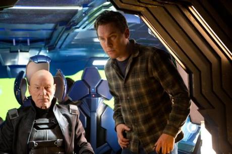 Patrick Stewart (links) und Regisseur Bryan Singer (rechts) infiltrieren die X-Men als Star Trek-Fans (Bild © 2013 Twentieth Century Fox)